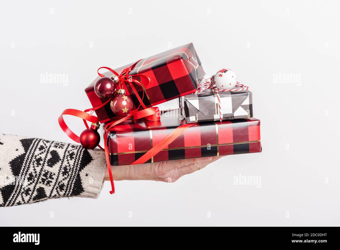 Verpackte Geschenke zu Weihnachten mit Packpaper im Karomuster Banque D'Images