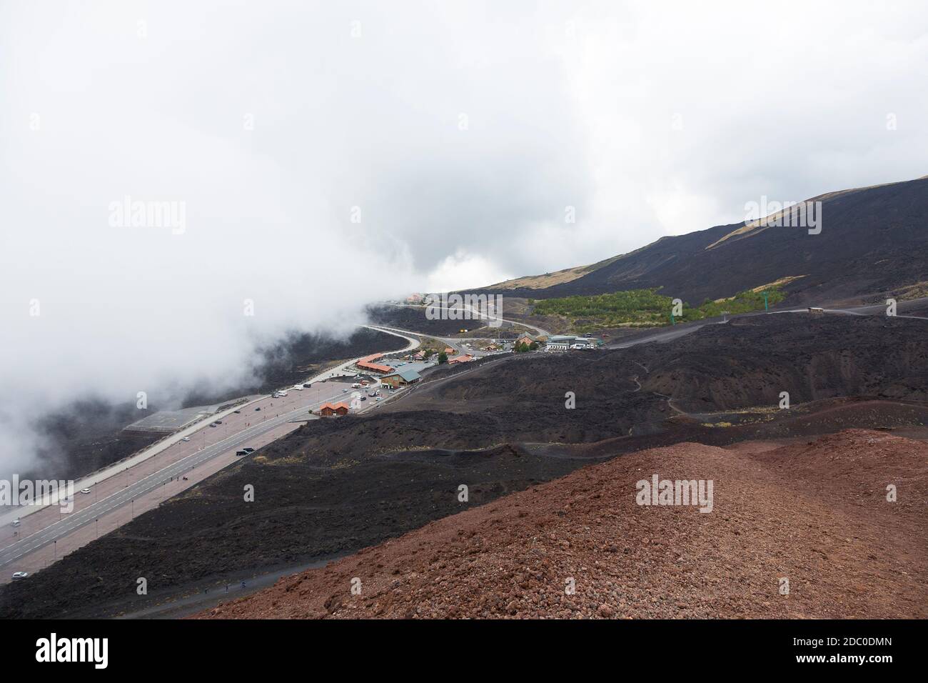 Sicile, Italie. La station touristique Rifugio Sapienza, avec parking, hôtels et restaurants, sur les pentes méridionales de l'Etna. Banque D'Images