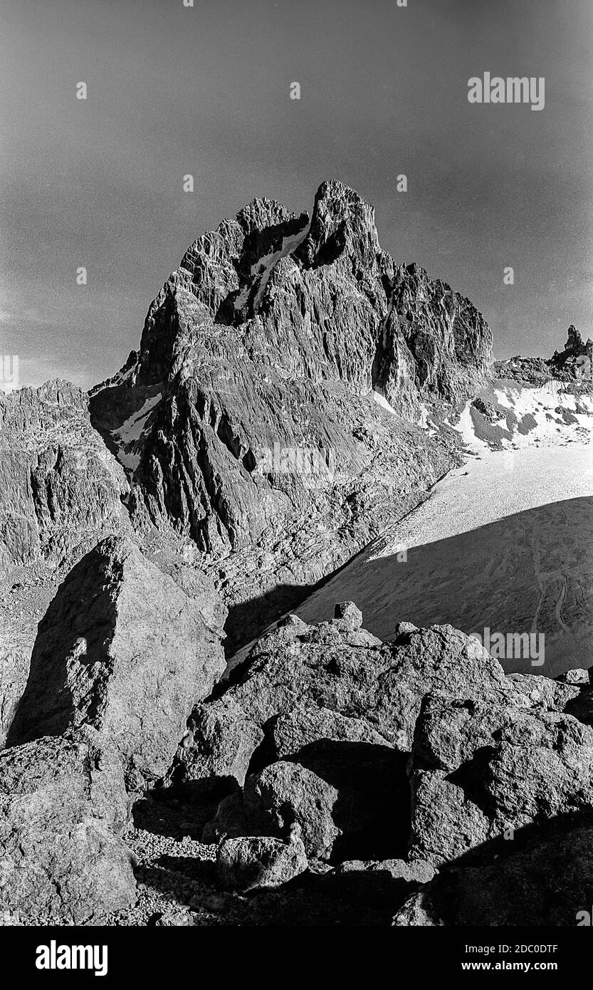 Kenya. C'est la face sud-est du Mont Kenya comme en 1976/77 avec les pics jumeaux de Batien 17,058ft; 5199m à gauche et Nelion 17,022ft 5188m à droite. Les sommets sont divisés au sommet avec l'écart nommé les portes des brouillards d'où la montagne est divisée par l'ancien noyau volcanique du Couloir de diamant. Le pic dentelé à gauche est point John, tandis que les pistes enneigées sont du glacier Lewis et le pic satellite de point Lenana Banque D'Images