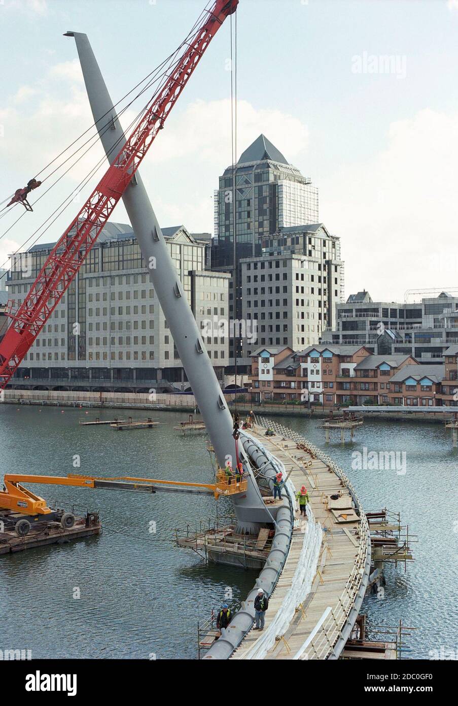 1997 passerelle piétonne Heron Quay, en construction durant les premiers jours de Canary Wharf, Docklands, East End of London, Royaume-Uni Banque D'Images