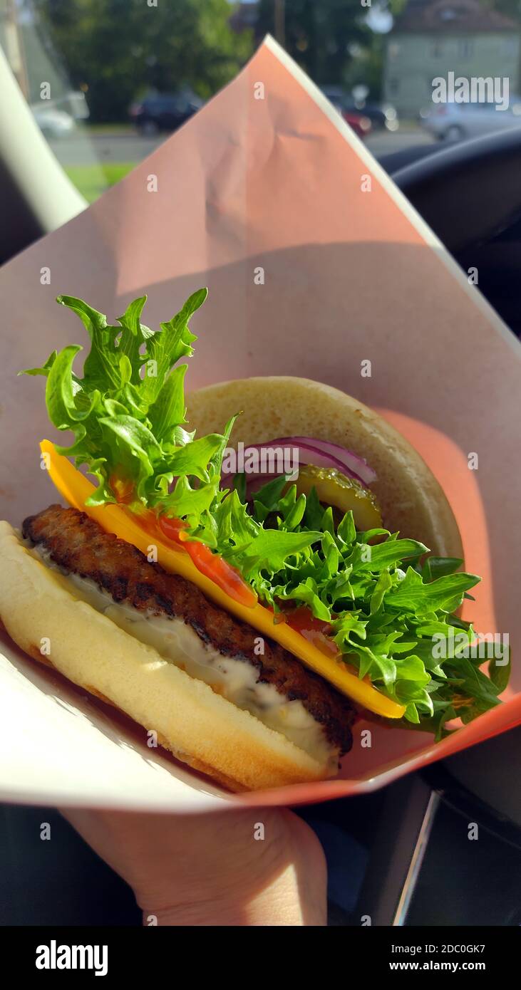 Quelqu Un Qui Mange Un Hamburger Gastronomique Frais En Voiture Photo Stock Alamy