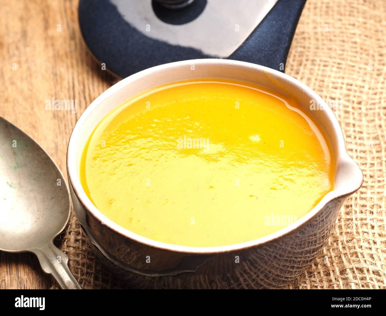 Soupe à la crème de potiron bio hokkaido dans un bol en céramique bleu, aliments sains ou de saison Banque D'Images