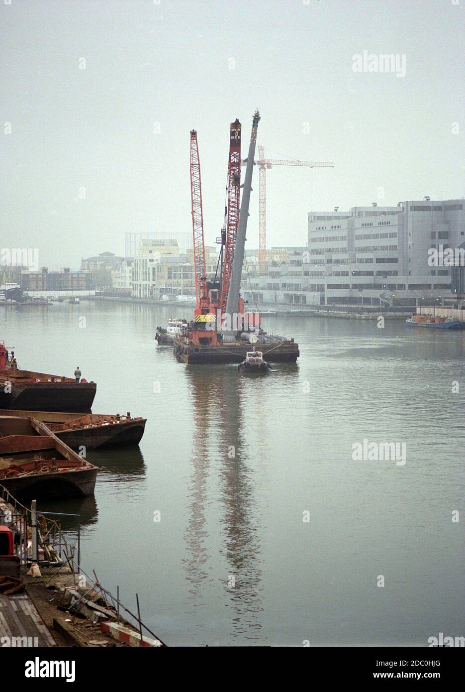 1996 passerelle piétonne Heron Quay, en construction durant les premiers jours de Canary Wharf, Docklands, East End of London, Royaume-Uni Banque D'Images