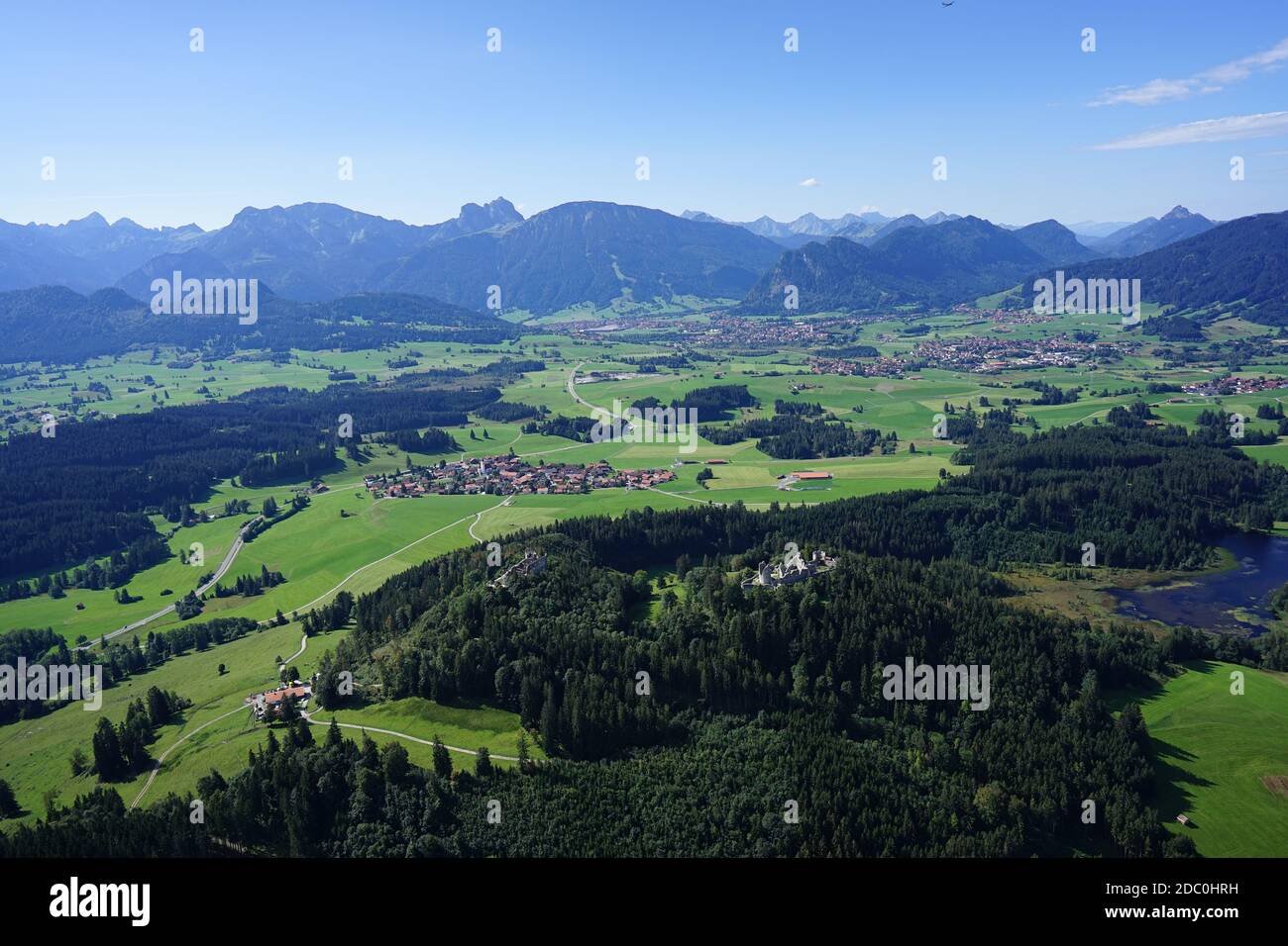 Vue aérienne sur les lacs et les villages des Alpes AllgÃ¤u Banque D'Images