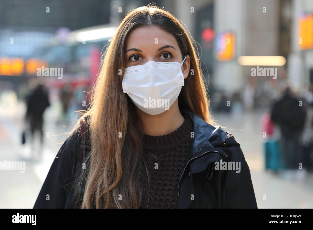 Portrait d'une jeune femme portant un masque chirurgical à la gare Banque D'Images