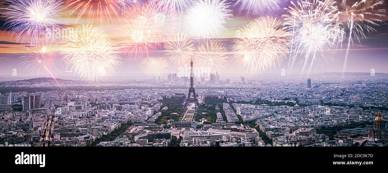 Feux d'artifice au-dessus de Paris avec la tour Eiffel emblématique Banque D'Images