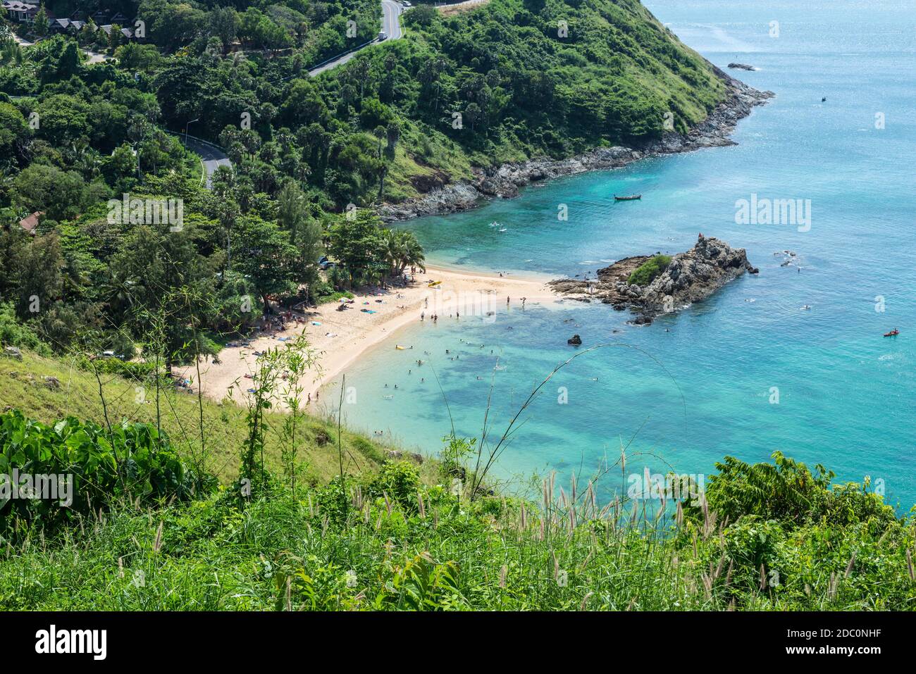 Vue sur les oiseaux de la belle petite crique calme paysage de la plage de Yanui Et Promthep Cape vu du point de vue du Moulin situé dans Le sud de Phuket Isl Banque D'Images