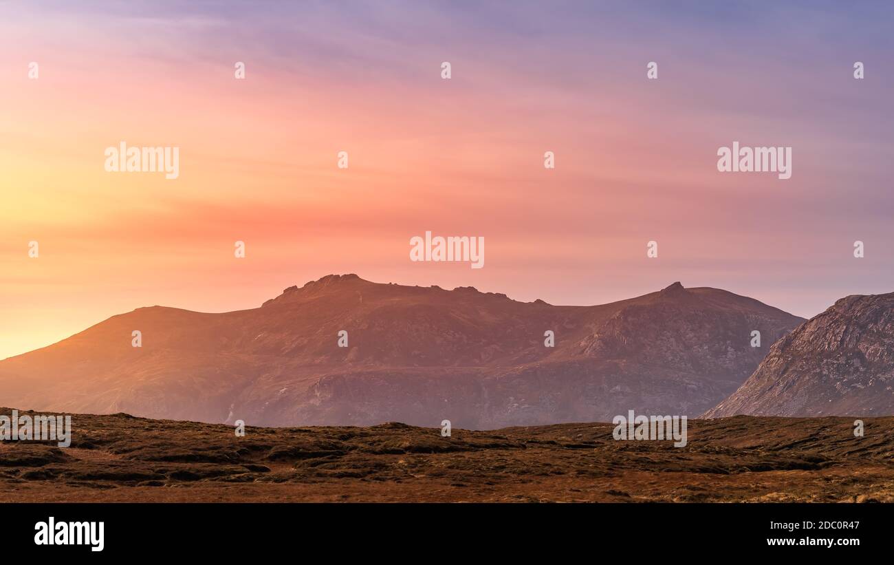 Coucher de soleil spectaculaire sur la chaîne de montagnes. Coucher de soleil mettant en valeur les montagnes de Mourne, comté en bas, Irlande du Nord Banque D'Images