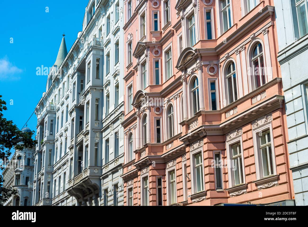 Vieux immeubles d'appartements colorés vus à Vienne, Autriche Banque D'Images