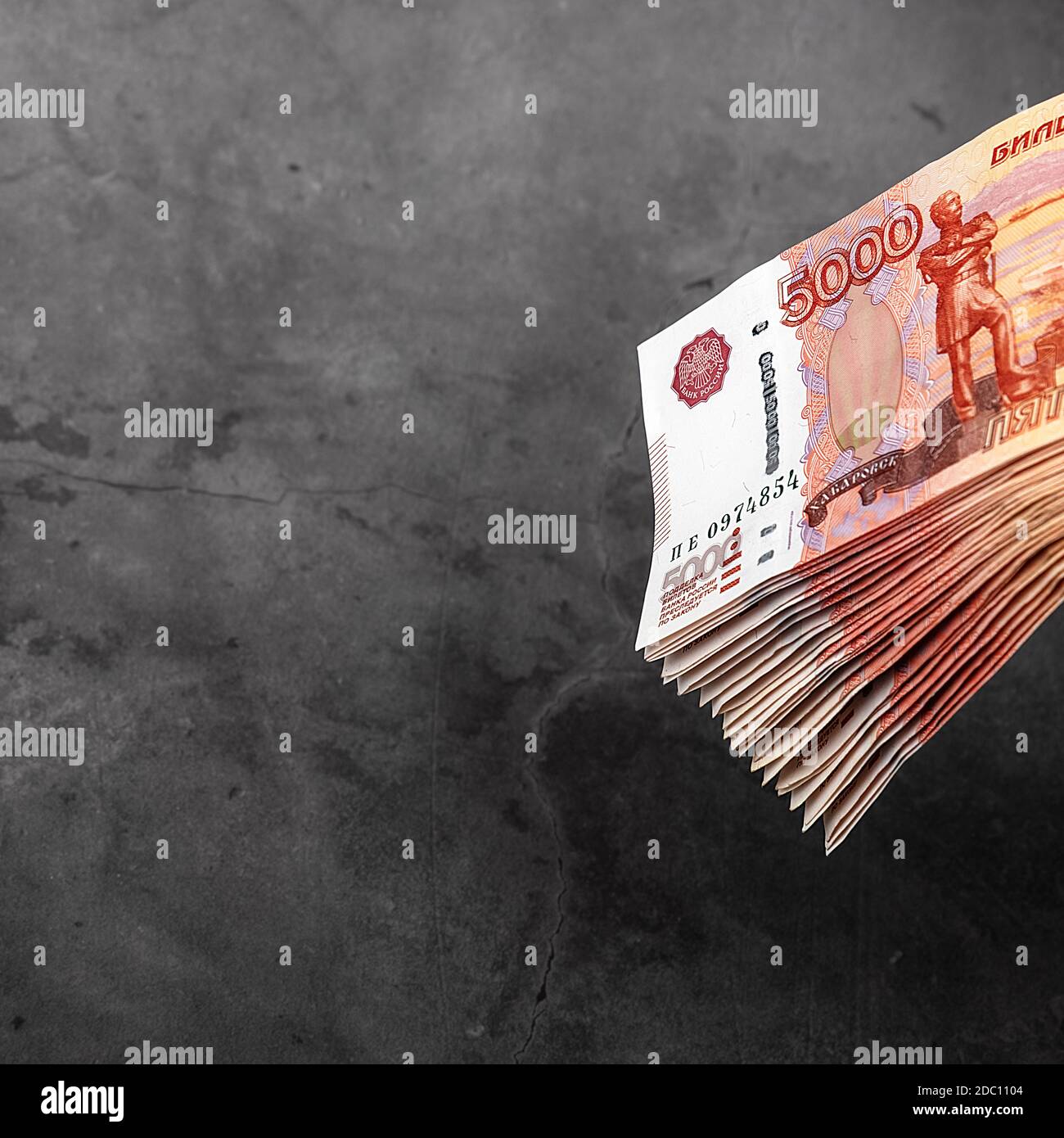 Billets en espèces russes de cinq mille roubles, le paquet est suspendu sur fond gris, il y a un lieu pour l'inscription et le texte. Mise en page, maquette. Banque D'Images