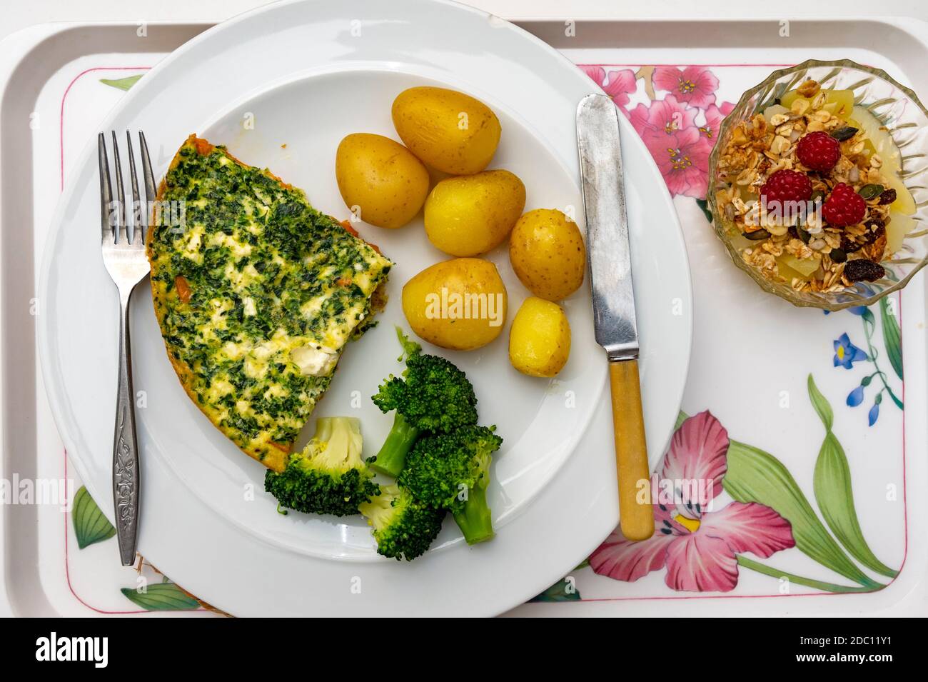 Patate douce maison, fromage bleu et frittata aux épinards Banque D'Images