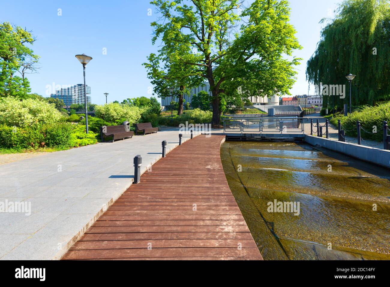 Bydgoszcz, Pologne - 26 juin 2020: Mill Island entourée par la rivière Brda et sa branche de Mlynowka, lieu avec des installations culturelles et récréatives Banque D'Images