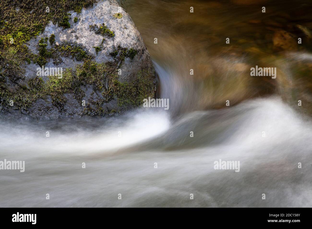 Eau fluide avec flou de mouvement, Snowdonia, pays de Galles du Nord Banque D'Images