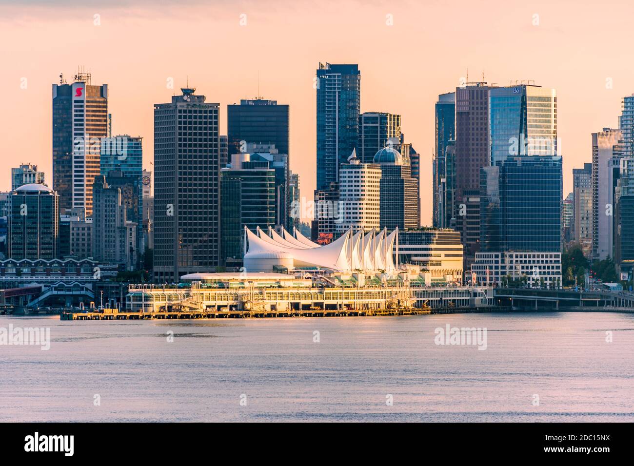 Le terminal de croisière de Vancouver à Canada place, Vancouver, C.-B., Canada, semble de North Vancouver. Banque D'Images