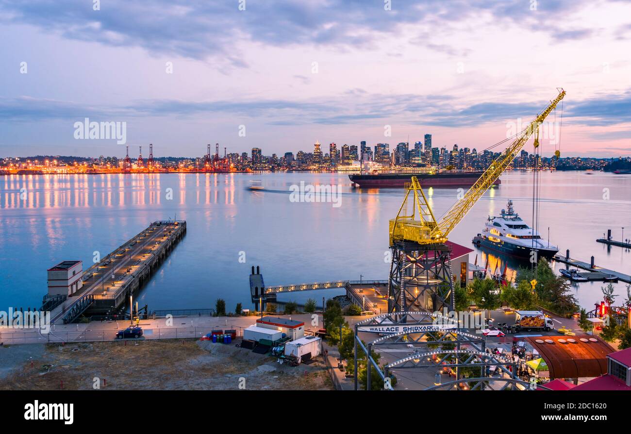 Grue Heritage à l'ancien Wallace Shipyards près de Lonsdale Quay, North Vancouver, Canada. Le centre-ville de Vancouver est situé de l'autre côté du port. Banque D'Images
