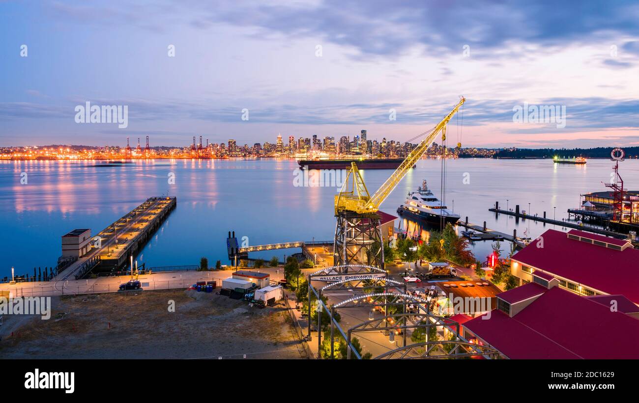Grue Heritage à l'ancien Wallace Shipyards près de Lonsdale Quay, North Vancouver, Canada. Le centre-ville de Vancouver est situé de l'autre côté du port. Banque D'Images