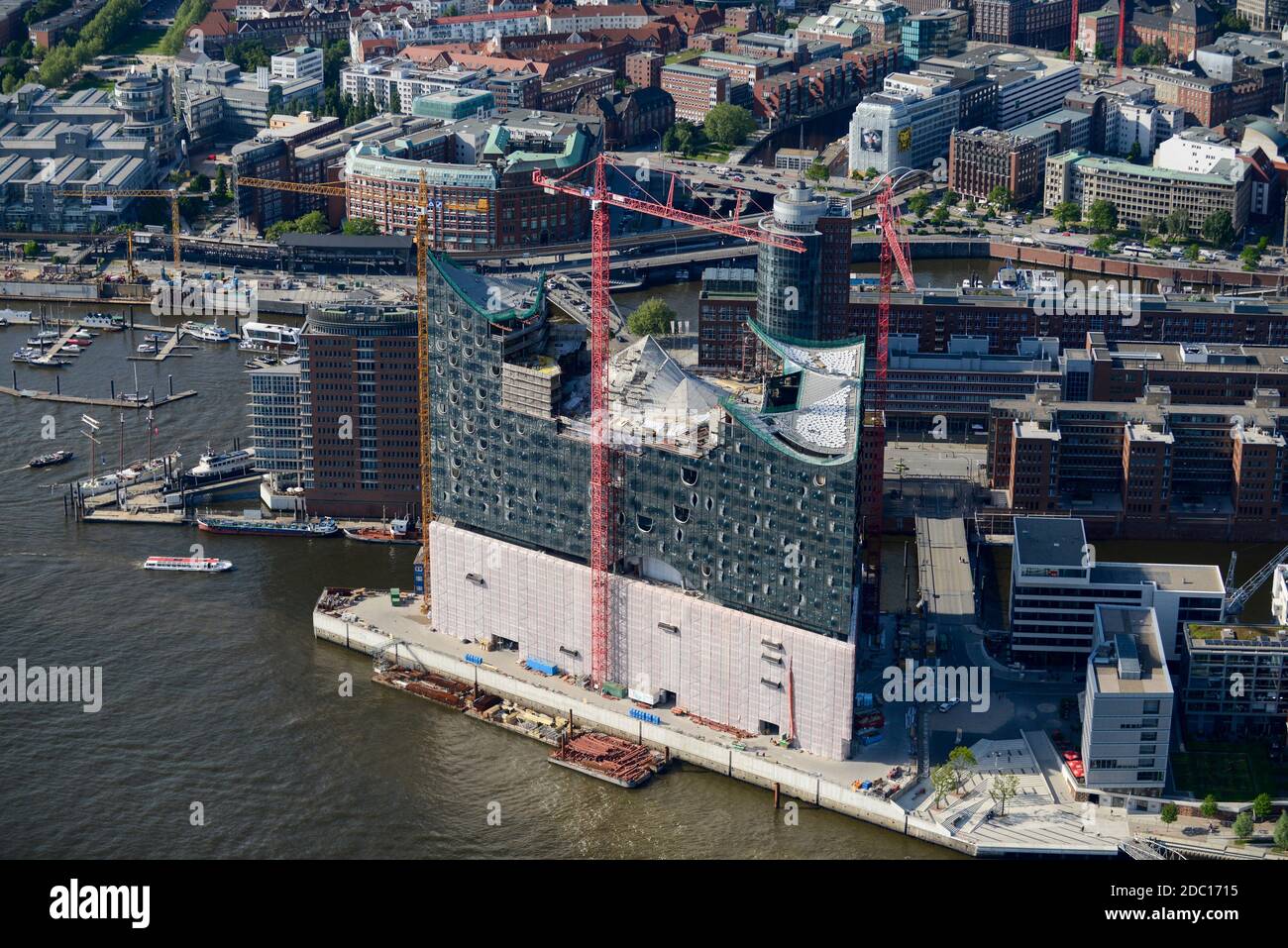 ALLEMAGNE, Hambourg, vue aérienne de HafenCity Harbour City au bord de l'Elbe, avec Elbphilharmonie un nouveau Philharmonie Hall / DEUTSCHLAND, Hambourg, Hafencity, Fluß Elbe, Baustelle Elbphilharmonie im Jahr 2013 Banque D'Images