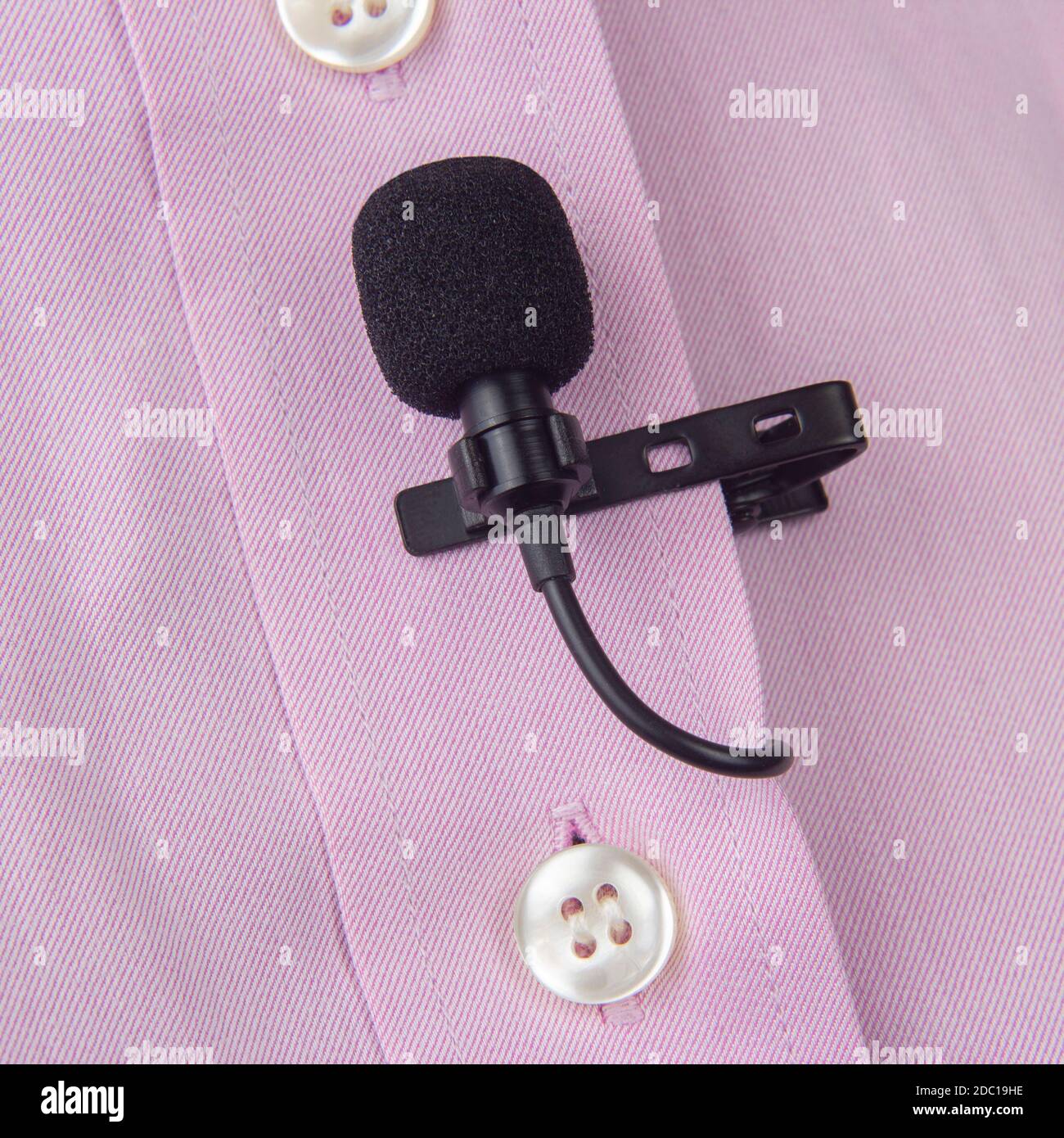 le micro-cravate à clip est fixé sur les vêtements pour femmes en gros  plan. Enregistrement audio du son de la voix sur un microphone à  condensateur Photo Stock - Alamy