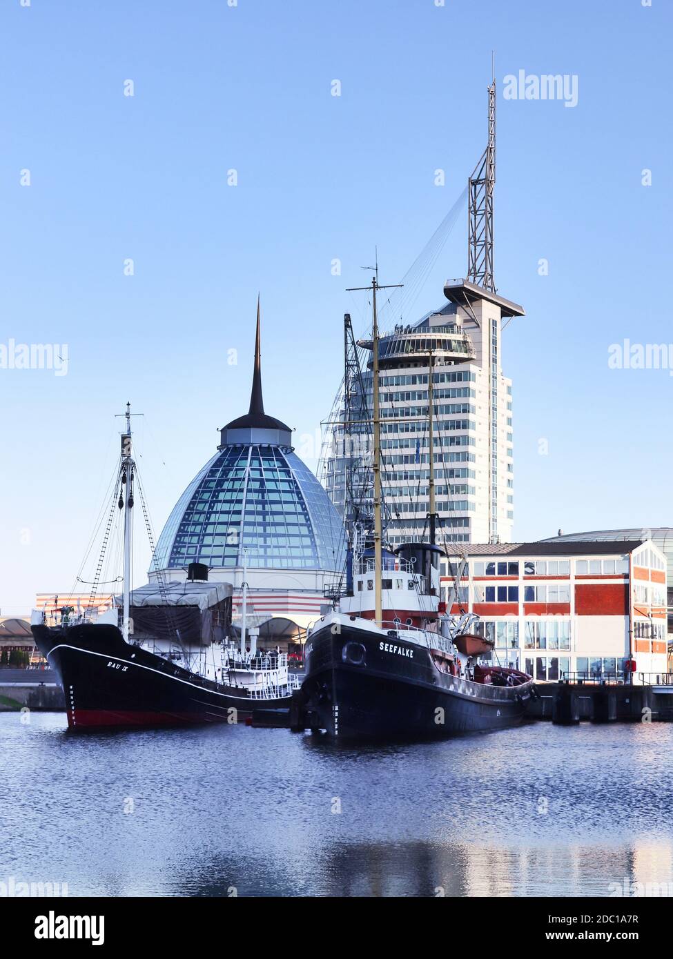 BREMERHAVEN, ALLEMAGNE - 15 MAI 2018 : Bremerhaven Cityscape avec Harbour Worlds, un centre touristique maritime. Banque D'Images
