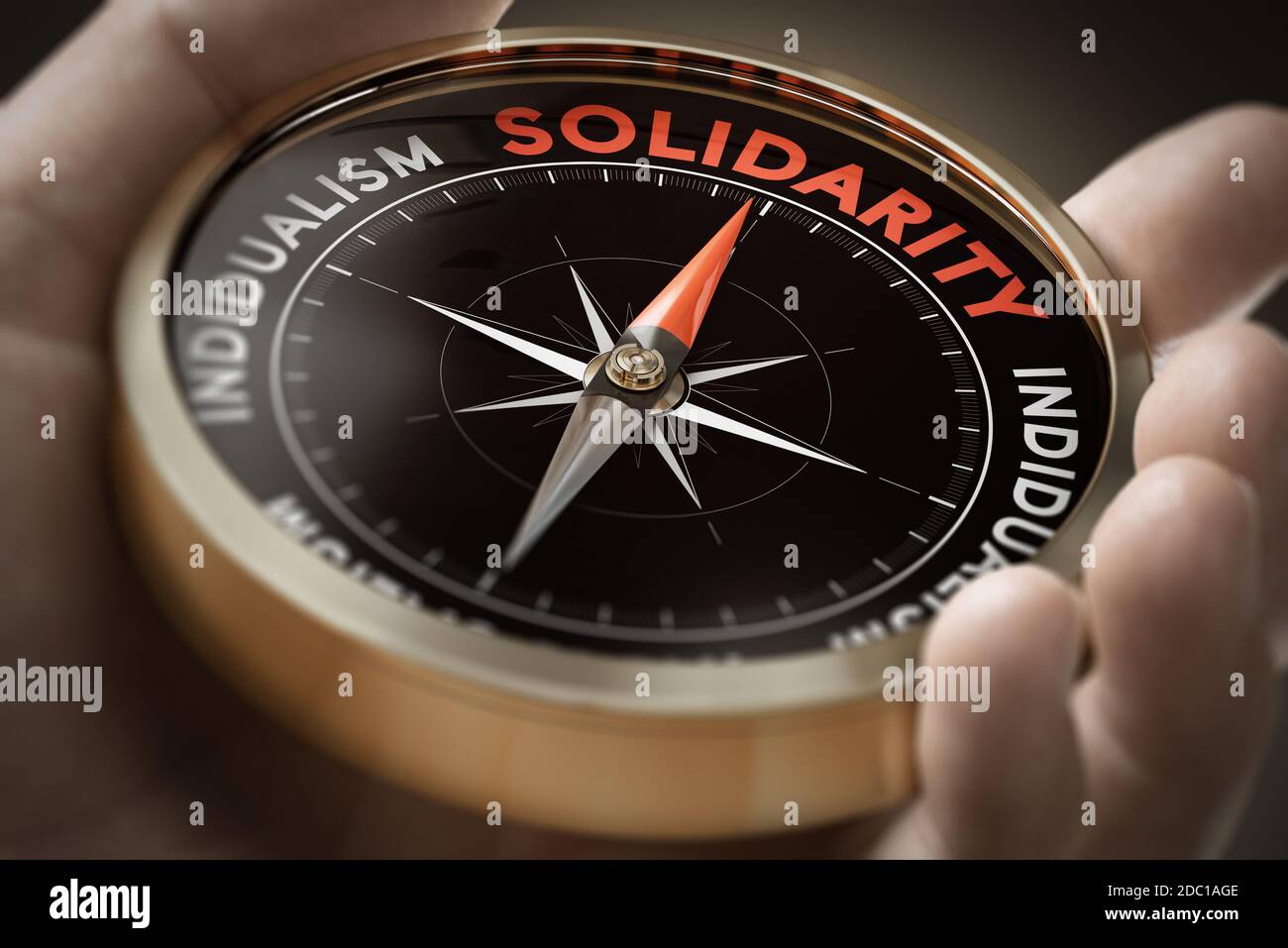 Homme main tenant la boussole avec l'aiguille pointant le mot solidarité. Concept de sociologie. Image composite entre une photographie manuelle et un arrière-plan 3D. Banque D'Images