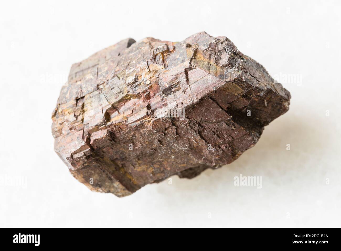 gros plan de l'échantillon de minéraux naturels de la collection géologique - roche de siderite non polie sur fond de marbre blanc de Cordoue, Andalousie, Espagne Banque D'Images