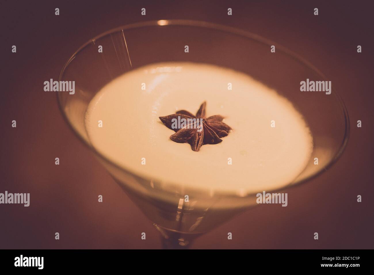 Gros plan sur un cocktail espresso martini. Banque D'Images