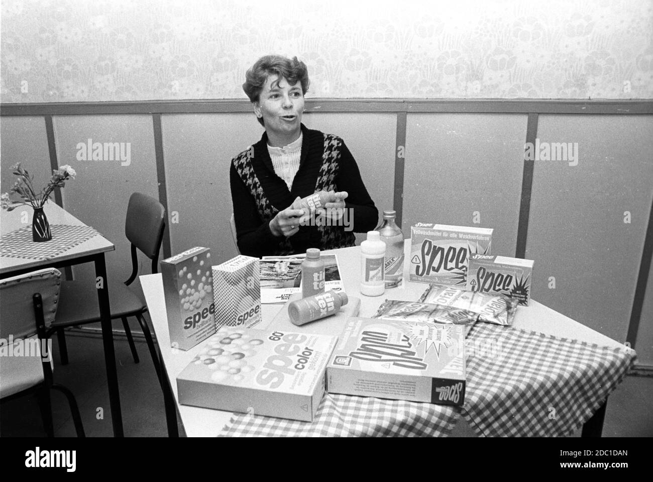30 novembre 1982, Saxe, Eilenburg: Dans le centre de conseil du DFD, Association démocratique des femmes d'Allemagne, la lessive en poudre de Spee est présentée en plus des conseils pour les mères à l'été 1983. Il a également été possible d'acheter des couches de coton, qui étaient autrement difficiles à obtenir, au cours de tels événements. Date exacte de l'enregistrement inconnue. Photo: Volkmar Heinz/dpa-Zentralbild/ZB Banque D'Images