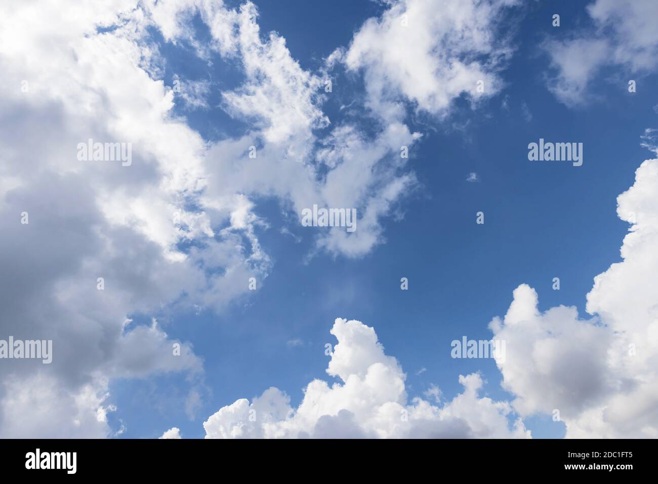 Ciel incroyable avec des nuages moelleux Banque D'Images