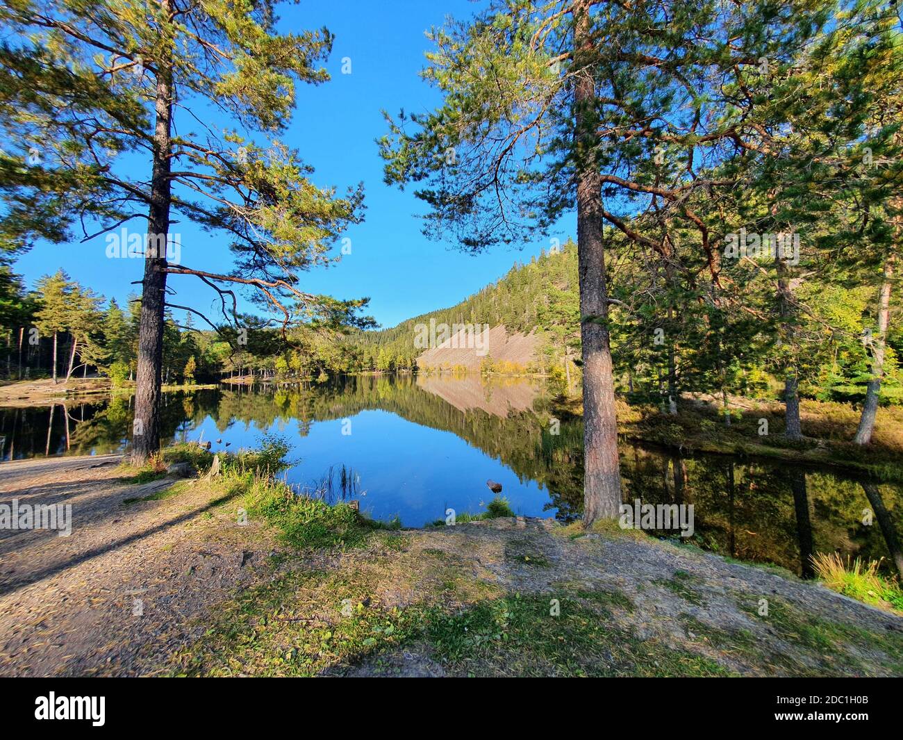 Reflet du ciel et des montagnes dans l'eau bleue du lac - Oslo, lac StrÃ¸msdammen Banque D'Images