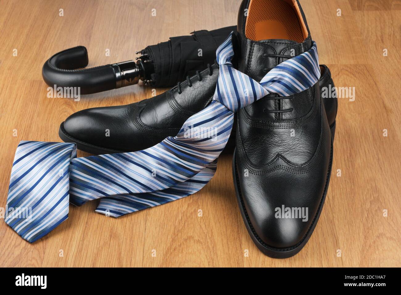 Chaussures noires classiques pour hommes, cravate, parapluie, sur parquet,  peut être utilisé comme arrière-plan Photo Stock - Alamy