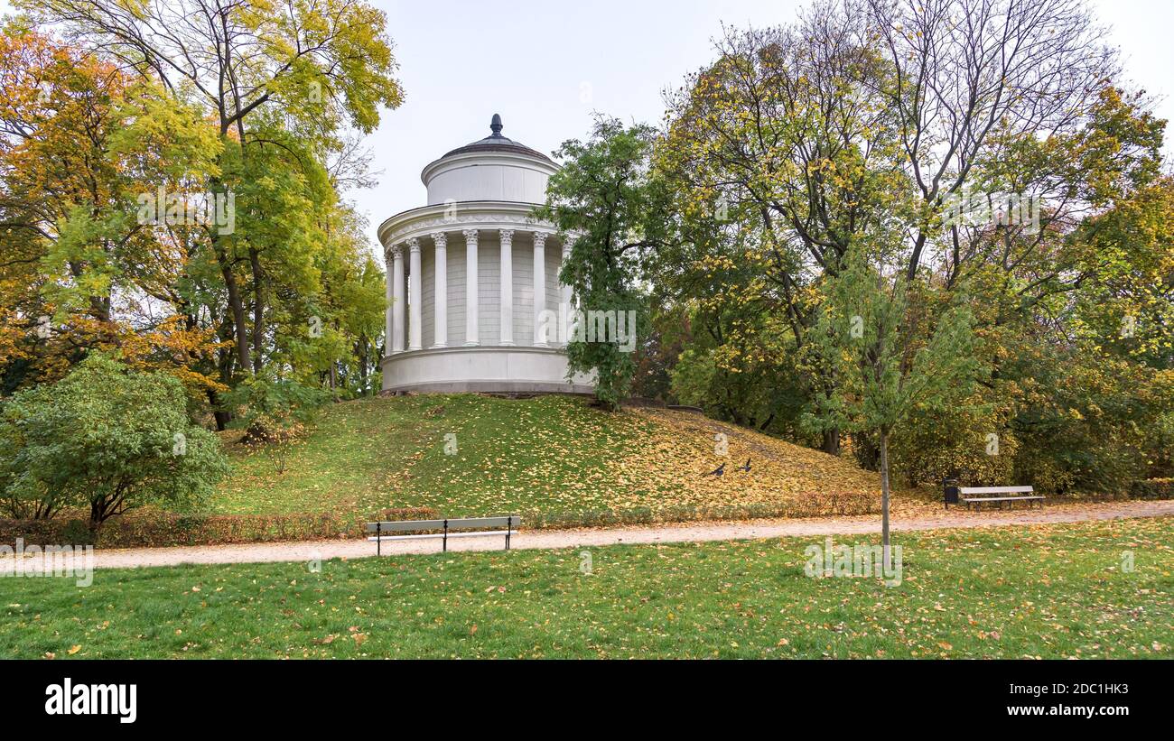 Tour d'eau et Temple de Vesta sur une colline dans Jardin Saxon à Varsovie Banque D'Images