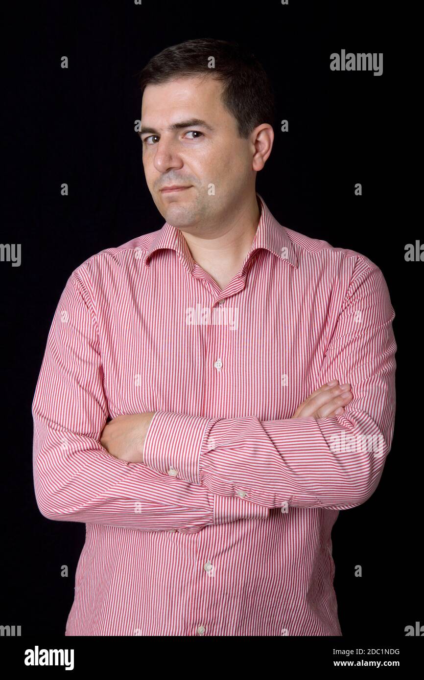 Young casual man portrait sur fond noir Banque D'Images