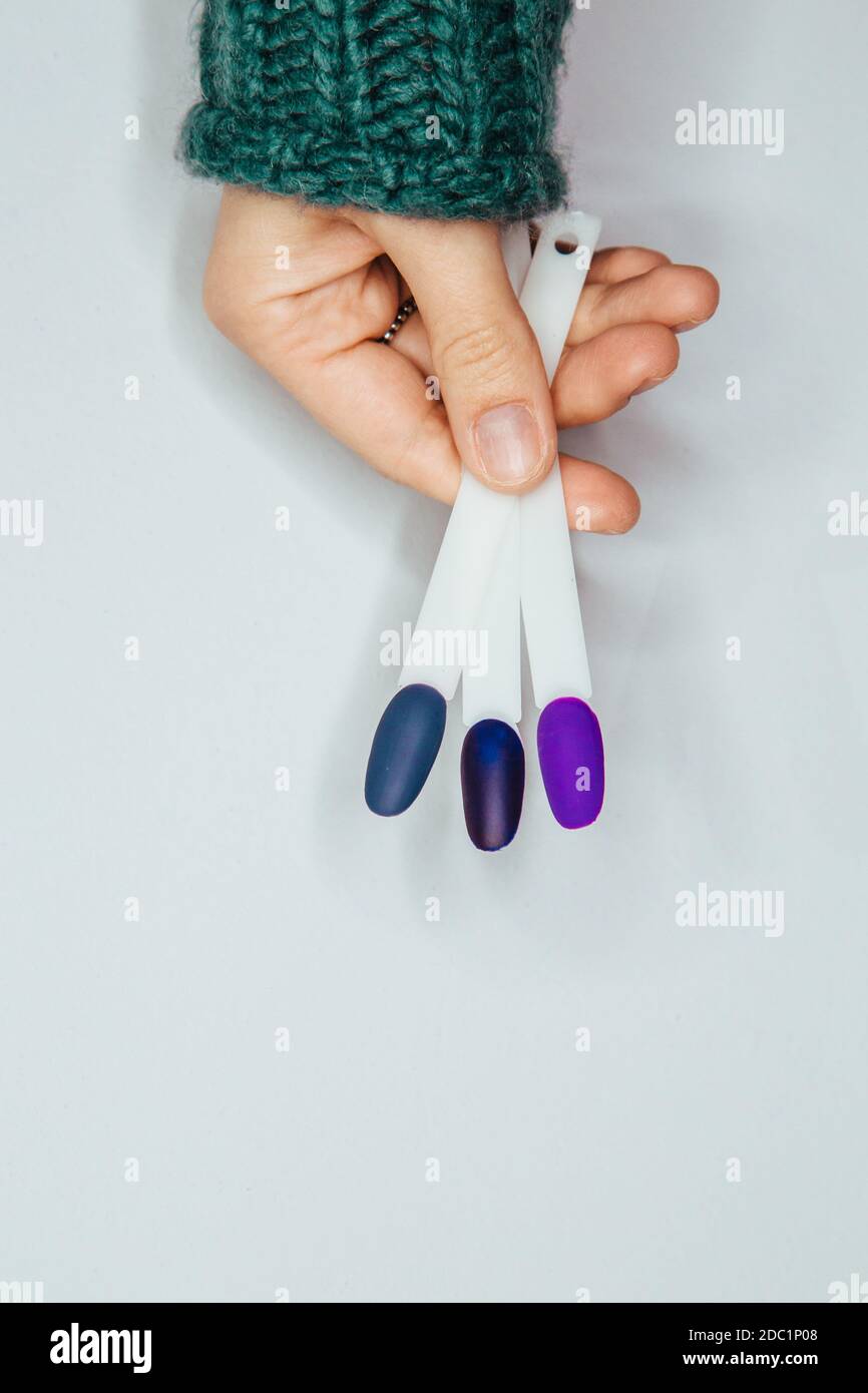 Le service de clous offre une variété de couleurs pour couvrir la plaque de clous. Manucure pour la publicité de salon. Abat-jour frais pour les ongles. Banque D'Images