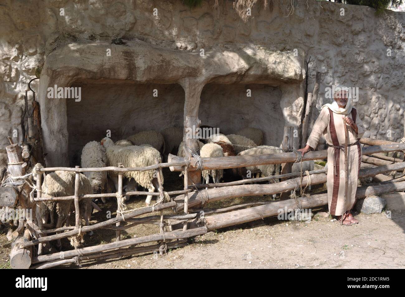 Shepherd en costume traditionnel dans le village de Nazareth Banque D'Images