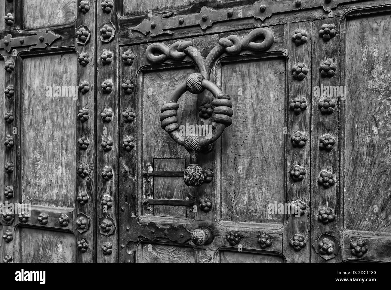 Porte médiévale en bois, détails de décoration et de protection, art en bois Banque D'Images