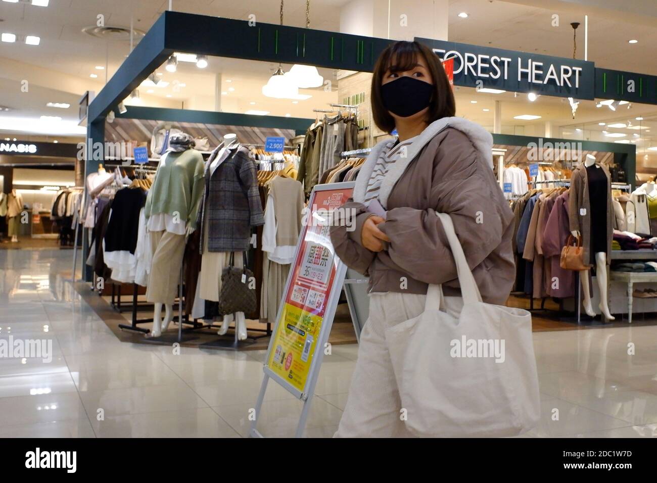 Tokyo, Japon. 18 novembre 2020. Une femme portant un masque facial dans le quartier commerçant de Ginza à Tokyo, au Japon. Le Japon a signalé plus de 2,000 nouveaux cas de coronavirus mercredi pour la première fois depuis l'épidémie du virus, et Tokyo a également confirmé un record quotidien dans ce que les experts disent être la troisième vague de la pandémie dans le pays. (Photo de Michele Sawada/Sipa USA) crédit: SIPA USA/Alay Live News Banque D'Images