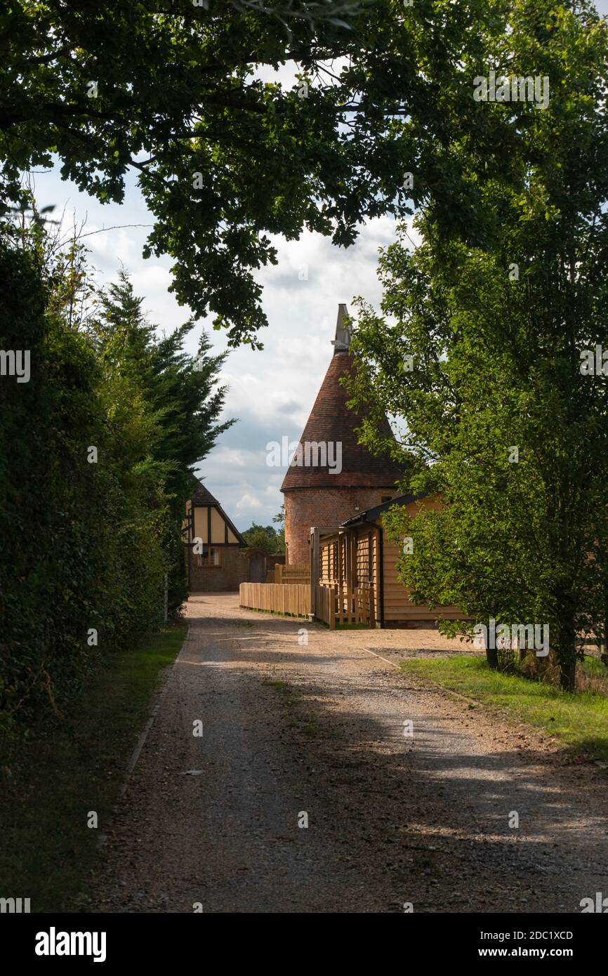 Allée menant à un palais de justice dans la campagne du Kent, au Royaume-Uni Banque D'Images