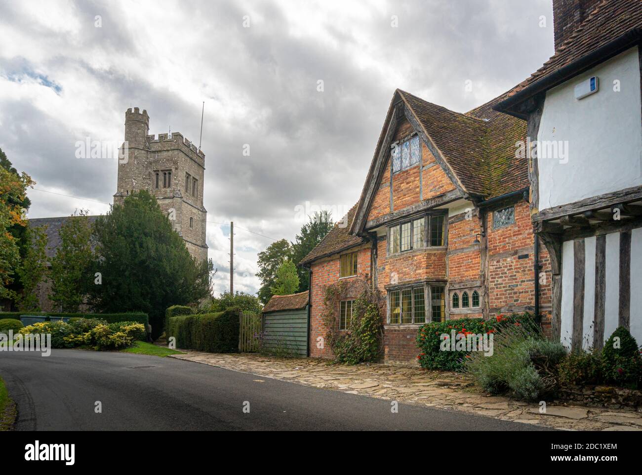 Église de Smarden et ancienne maison de campagne dans le village de Smarden, Kent, Royaume-Uni Banque D'Images