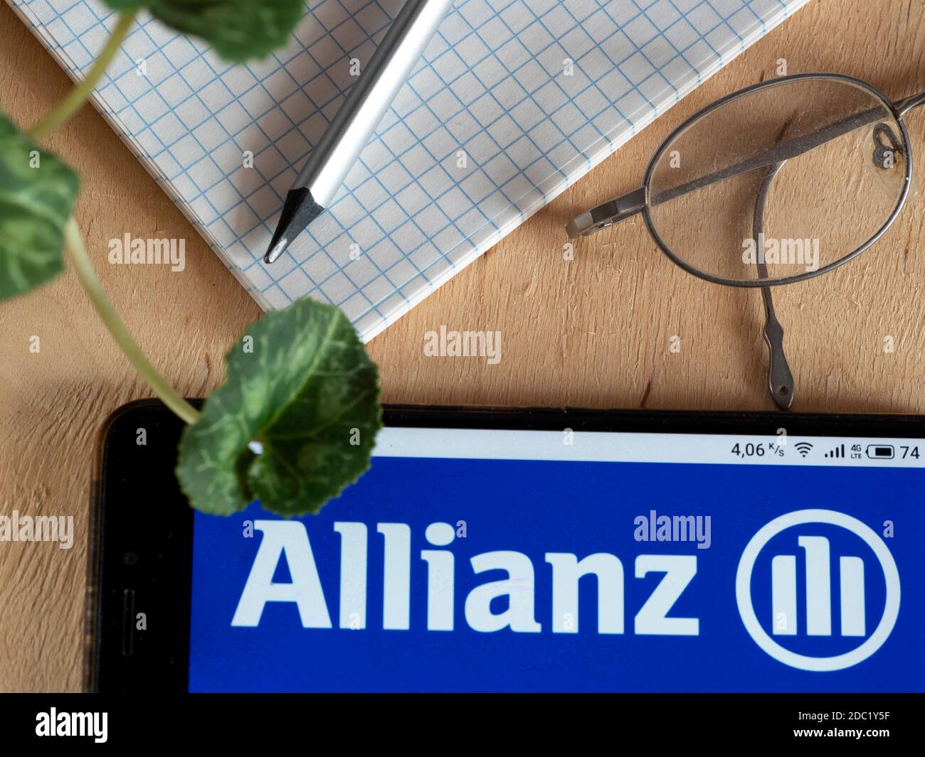 18 novembre 2020, Ukraine : sur cette photo, un logo Allianz est visible sur un smartphone. (Credit image: © Valera Golovniov/SOPA Images via ZUMA Wire) Banque D'Images