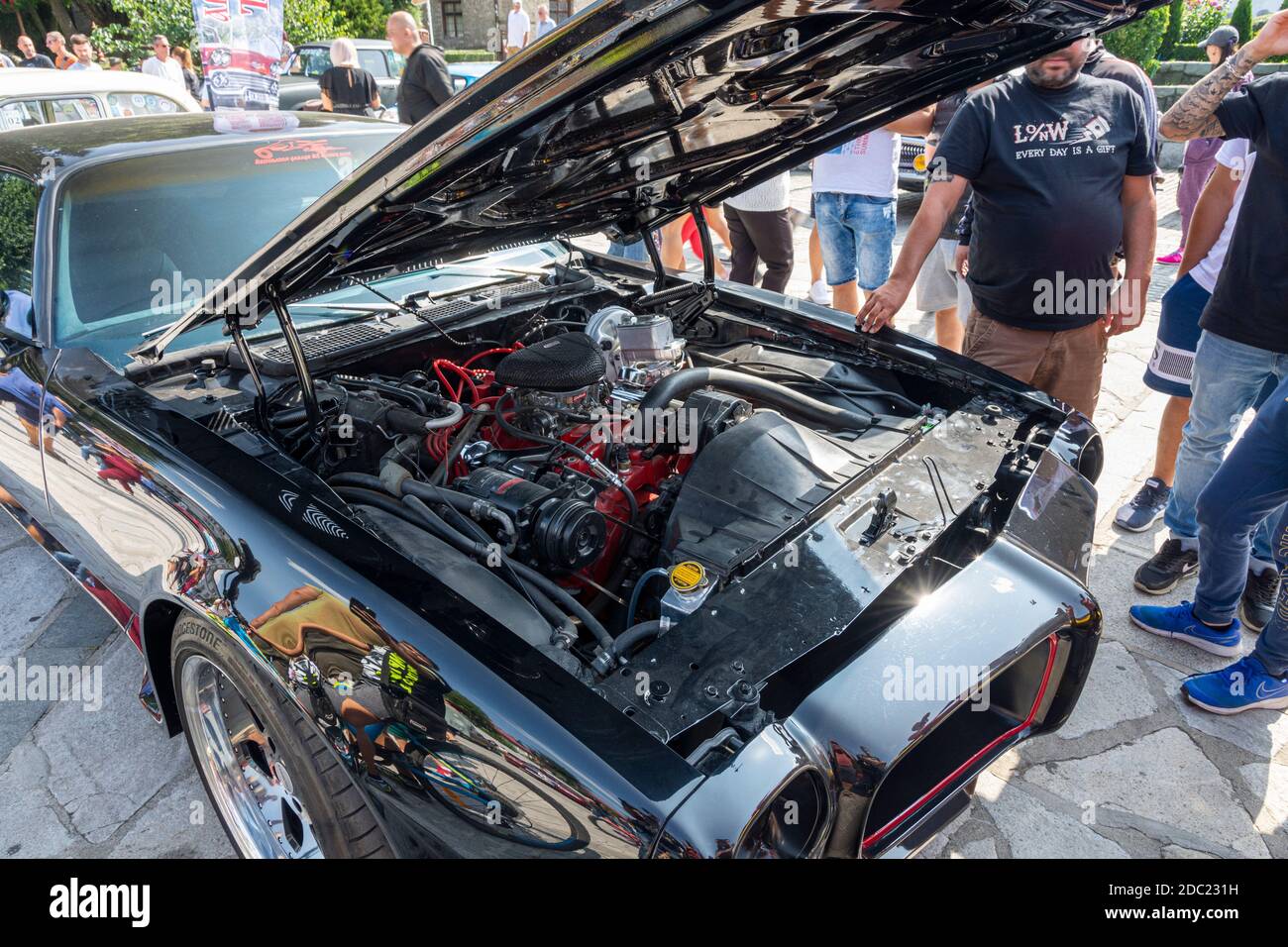 Vieille Camaro rétro de Chevrolet avec couvercle avant ouvert. Banque D'Images