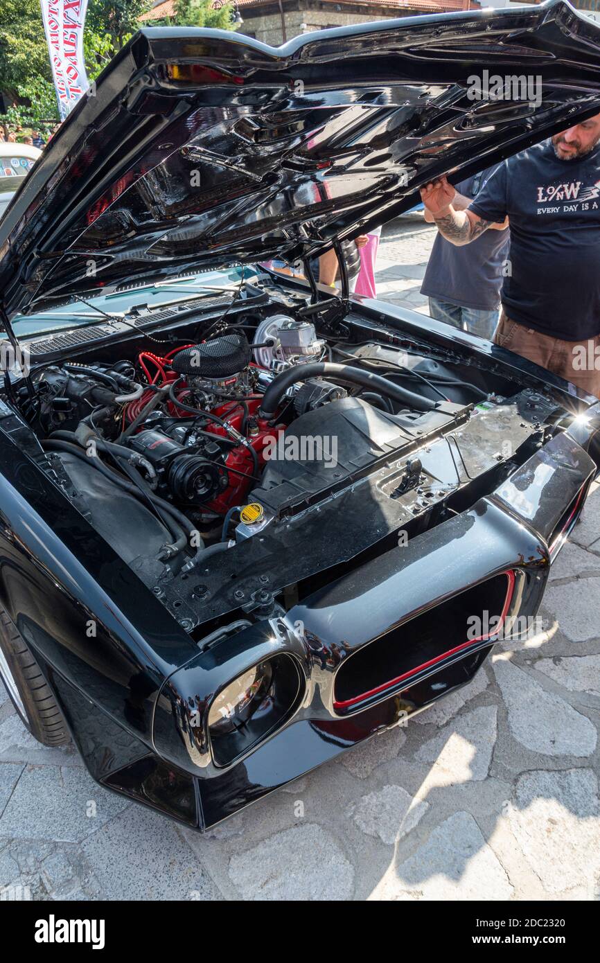 Vieille Camaro rétro de Chevrolet avec couvercle avant ouvert. Banque D'Images
