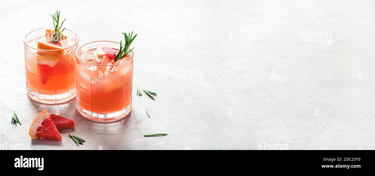 Cocktail de pamplemousse rafraîchissant avec glace et romarin. Banque D'Images
