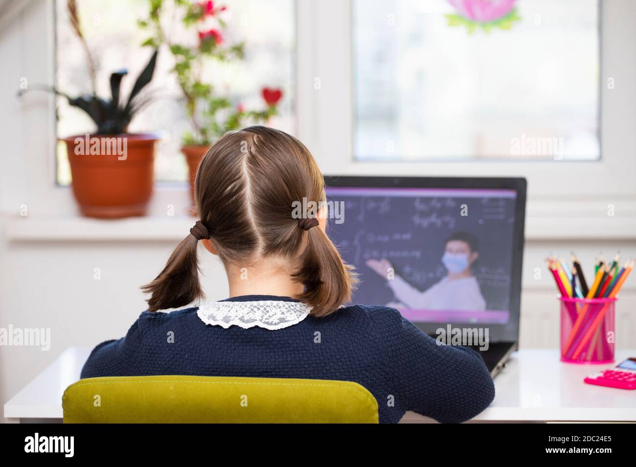 Formation à distance-formation en ligne. Fille d'école regardant des