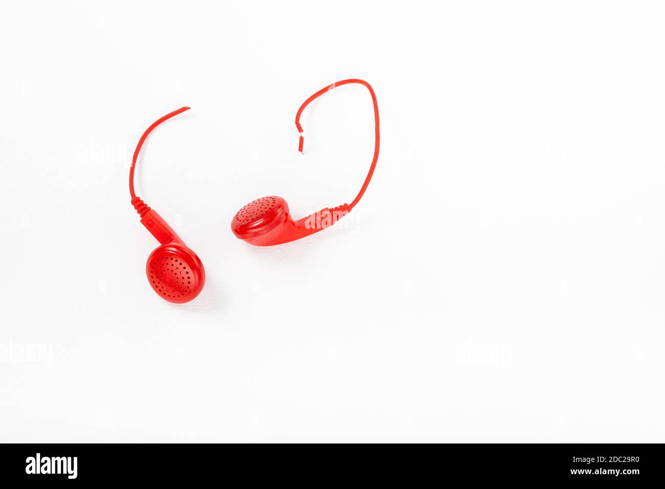 Casque sur fond blanc. Écouteurs déchirés. Fil cassé. Banque D'Images