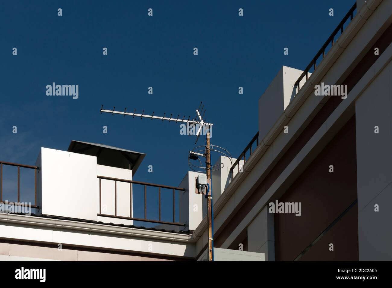 Antenne de réception radio sur le toit du bâtiment. Banque D'Images