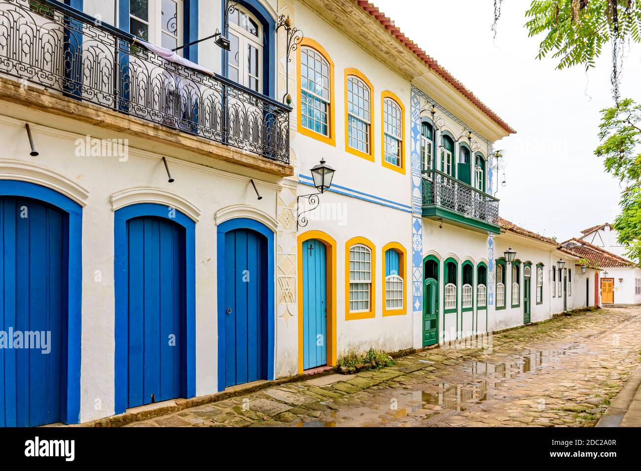 Les vieilles maisons façades de style colonial sur les rues de La vieille ville historique de Paraty fondée dans le XVIIe siècle sur la côte de l'État de RI Banque D'Images