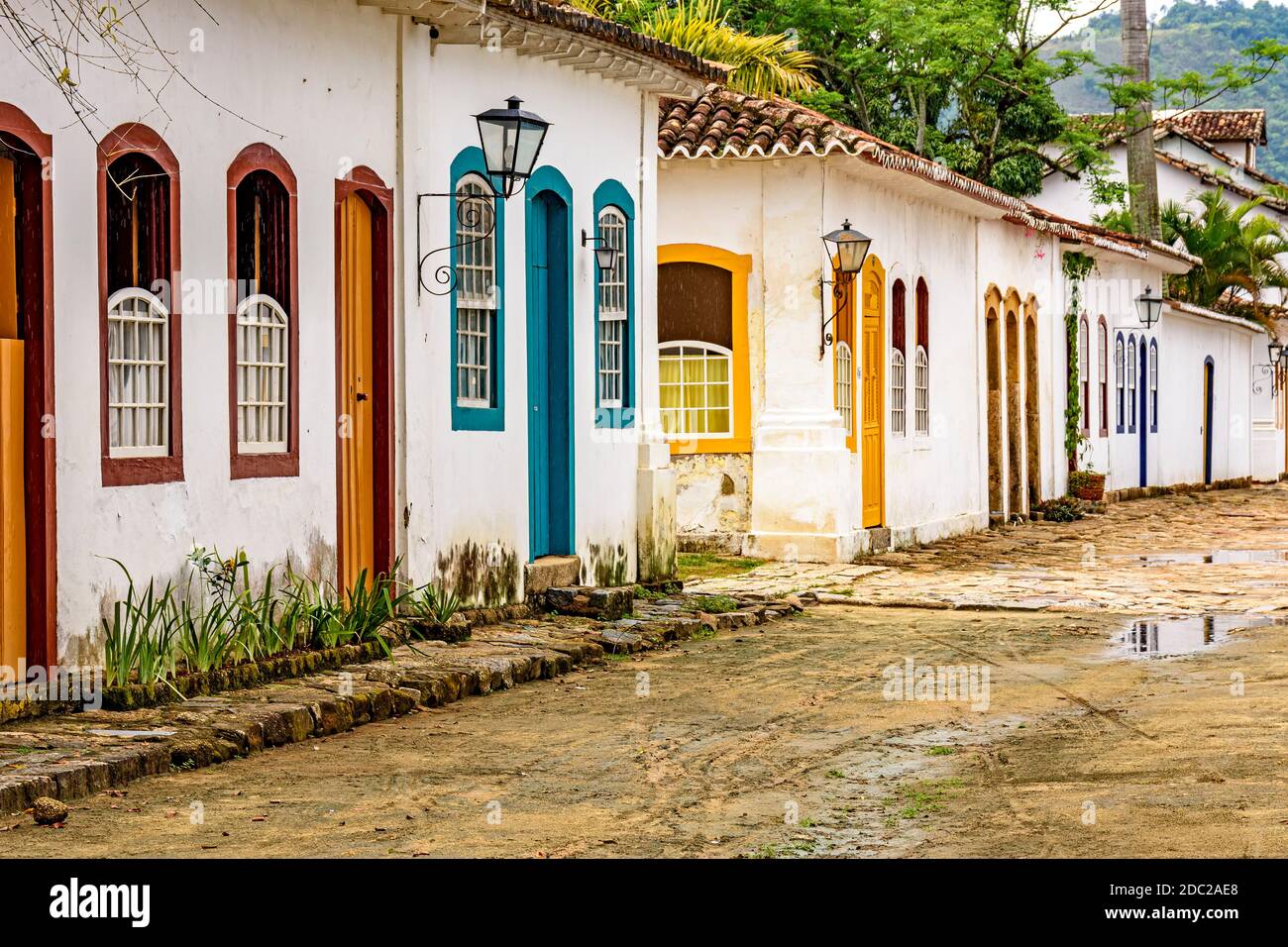 Maisons anciennes dans l'architecture coloniale et rues pavées dans le Ville historique de Paraty sur la côte sud du Etat de Rio de Janeiro Banque D'Images
