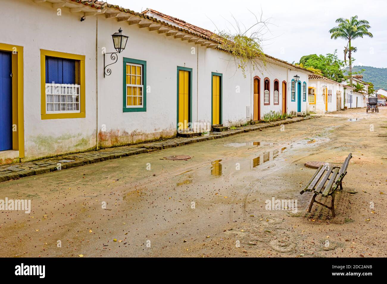 Rue de sable et maisons anciennes dans le style colonial sur le Rues de la vieille ville historique de Paraty fondée au xviie siècle sur la côte de la sta Banque D'Images