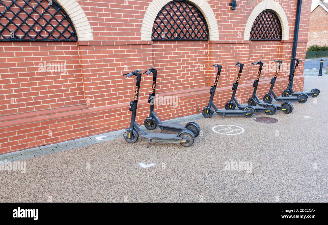 Ginger e-trottinettes garées sur la pointe Hartlepool, Angleterre, Royaume-Uni Banque D'Images