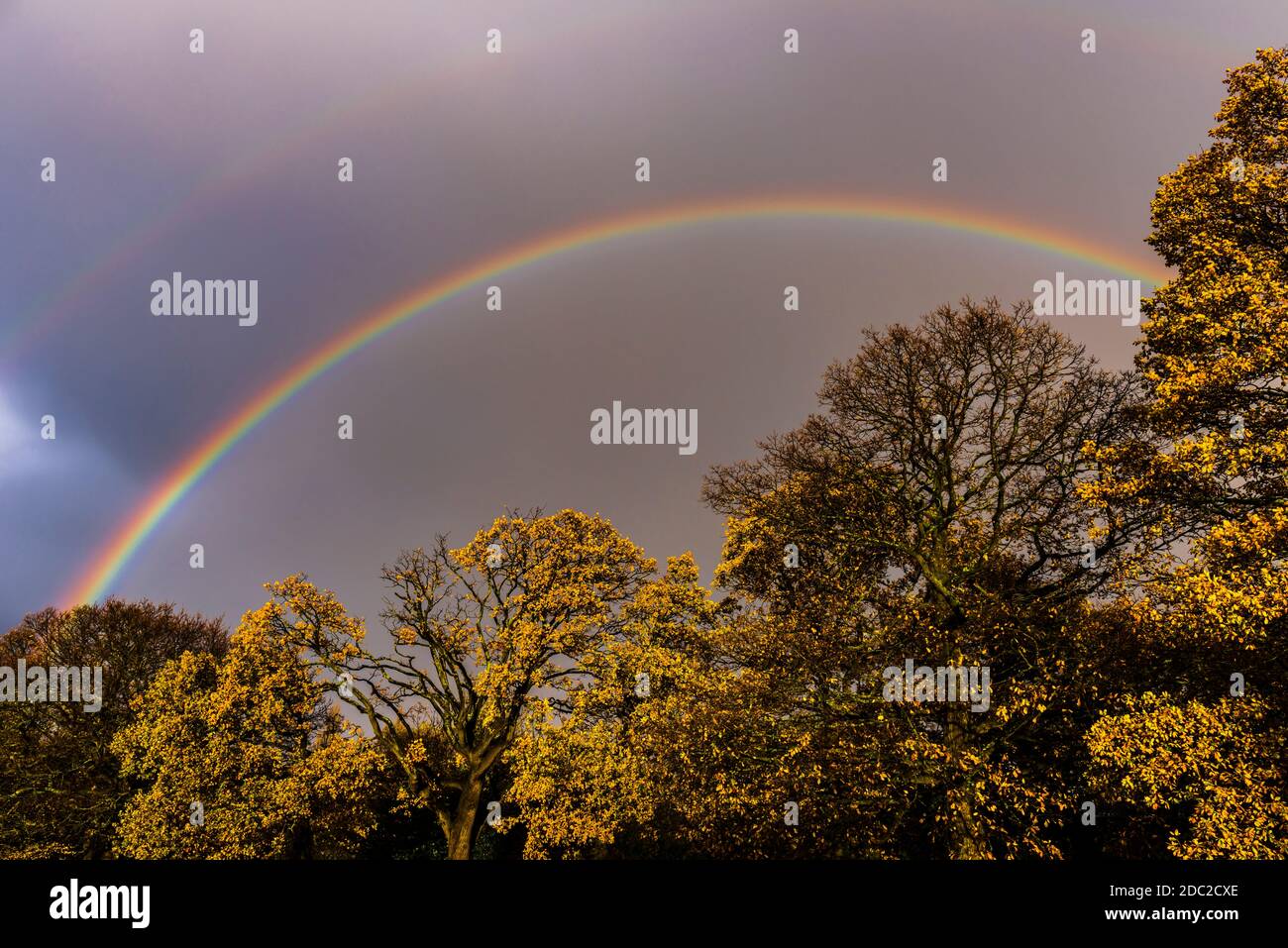 Double ciel arc-en-ciel et ciel orageux au-dessus d'East Finchley, Londres, Royaume-Uni Banque D'Images